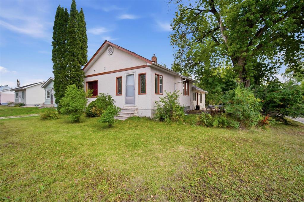 221 KROEKER Avenue, Steinbach, Manitoba