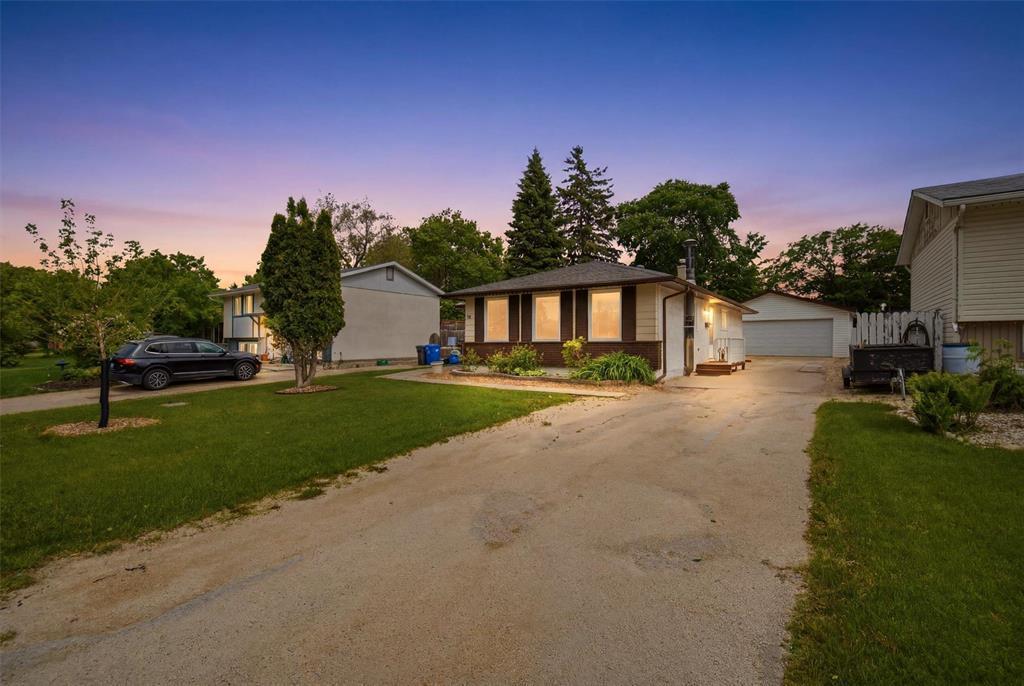 83 Magdalene Bay, Winnipeg, Manitoba