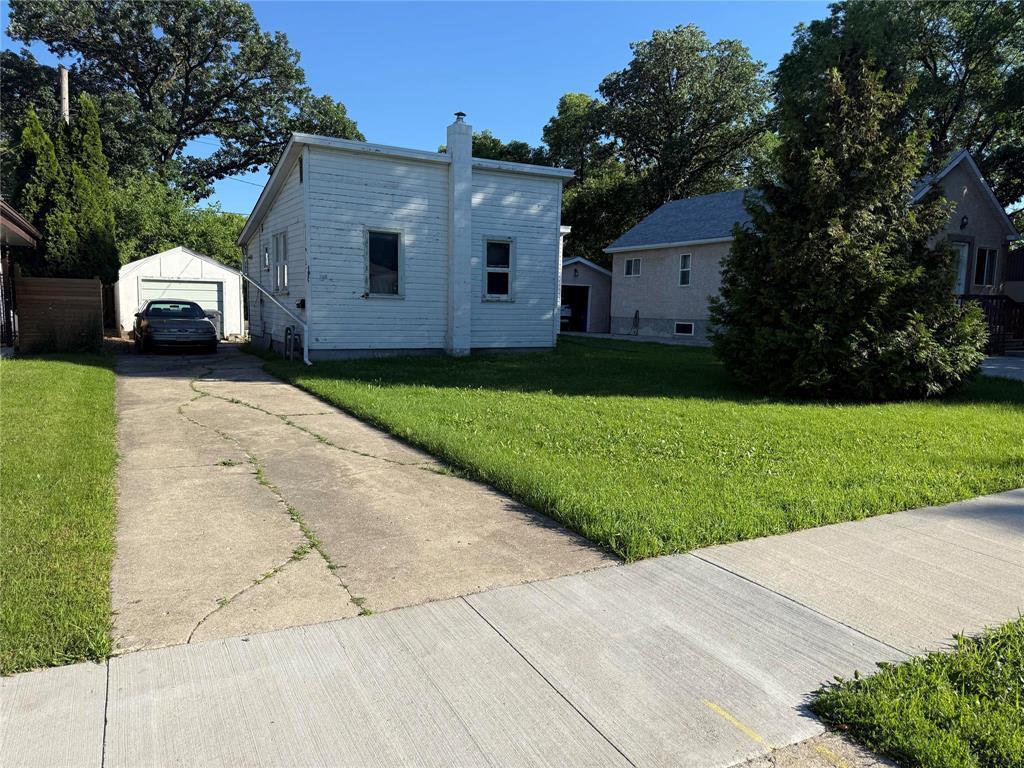 140 Moore Avenue, Winnipeg, Manitoba